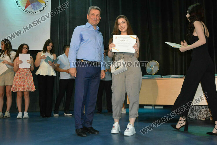 Тържествено връчиха дипломите на Випуск 2025 на хасковската Езикова гимназия