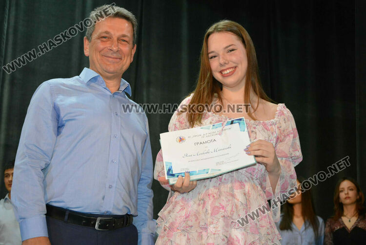 Тържествено връчиха дипломите на Випуск 2025 на хасковската Езикова гимназия