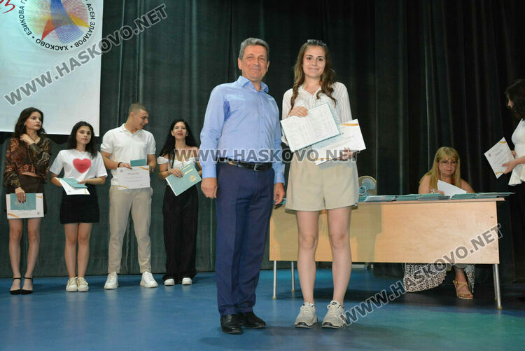 Тържествено връчиха дипломите на Випуск 2025 на хасковската Езикова гимназия