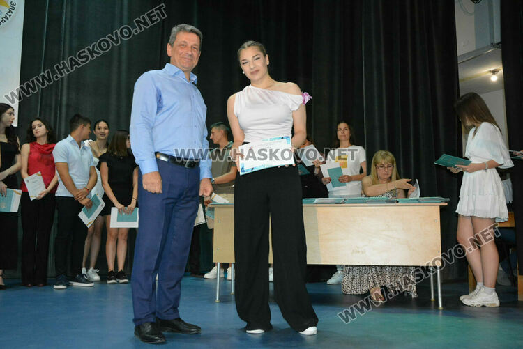 Тържествено връчиха дипломите на Випуск 2025 на хасковската Езикова гимназия