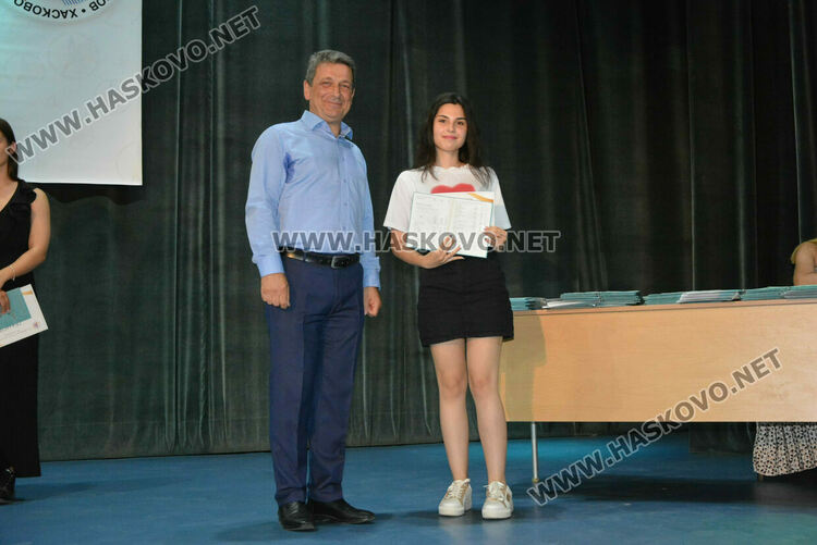 Тържествено връчиха дипломите на Випуск 2025 на хасковската Езикова гимназия