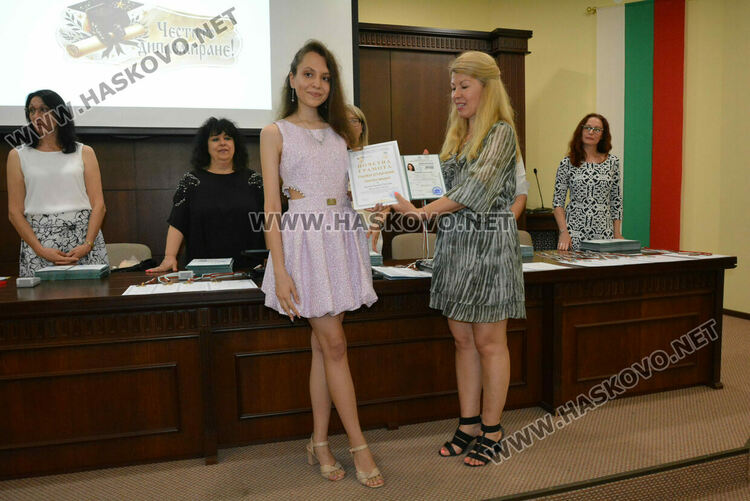 Зрелостниците на ПМГ-Хасково получиха тържествено дипломите си, 29 са с медали