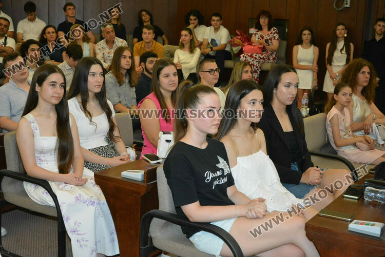 Зрелостниците на ПМГ-Хасково получиха тържествено дипломите си, 29 са с медали