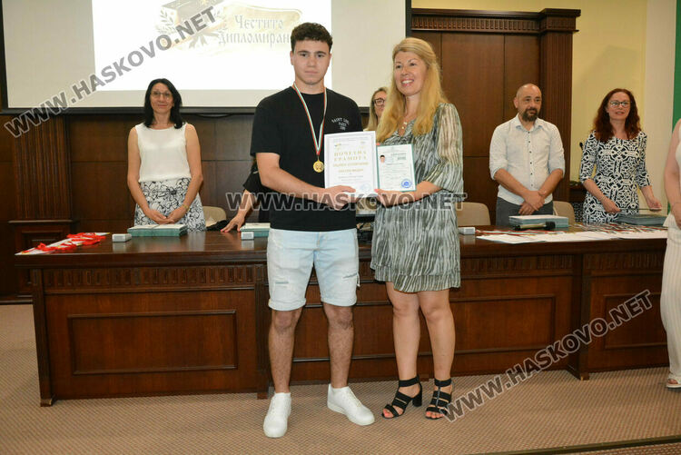 Зрелостниците на ПМГ-Хасково получиха тържествено дипломите си, 29 са с медали