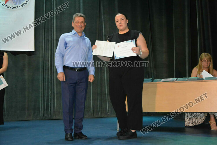 Тържествено връчиха дипломите на Випуск 2025 на хасковската Езикова гимназия