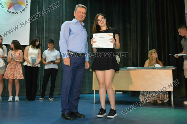 Тържествено връчиха дипломите на Випуск 2025 на хасковската Езикова гимназия