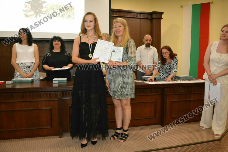 Зрелостниците на ПМГ-Хасково получиха тържествено дипломите си, 29 са с медали