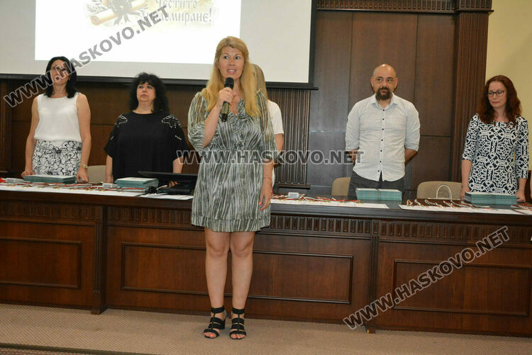 Зрелостниците на ПМГ-Хасково получиха тържествено дипломите си, 29 са с медали