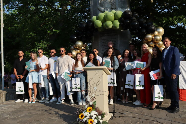 Тържествено връчиха дипломите на зрелостниците от ПГДС-Хасково, 18 са отличниците