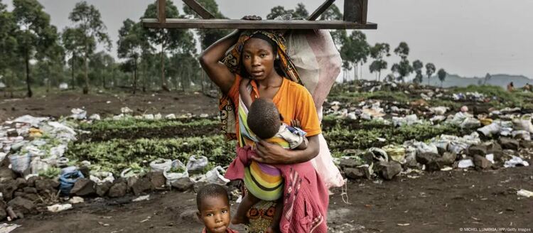 Тази майка с двете си деца в Конго са само три от общо 123 милиона бежанци по света