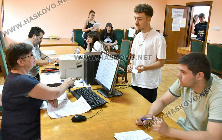 Над 100 хасковски кандидат-студенти подадоха документи за 28 ВУЗ-а в България