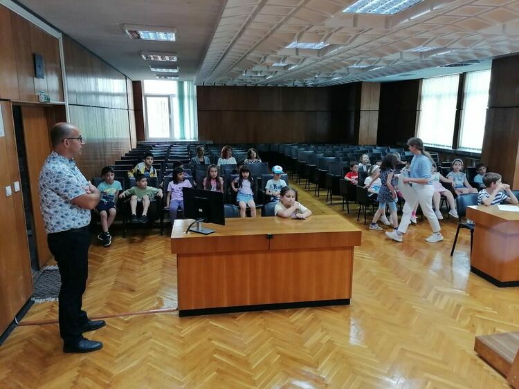 Деца разиграха наказателен процес в Окръжния съд на Смолян