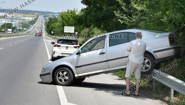 Кола изхвърча върху мантинела по пътя от Хасково към Димитровград