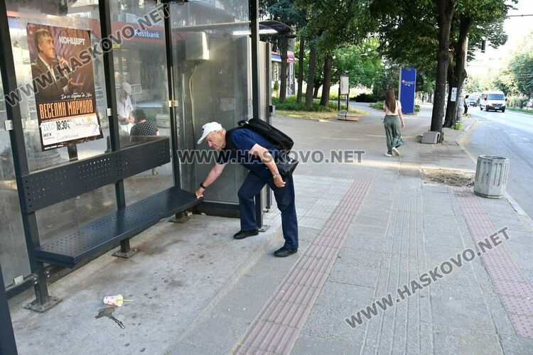 Сигнализираха за счупена пейка на спирка в Хасково