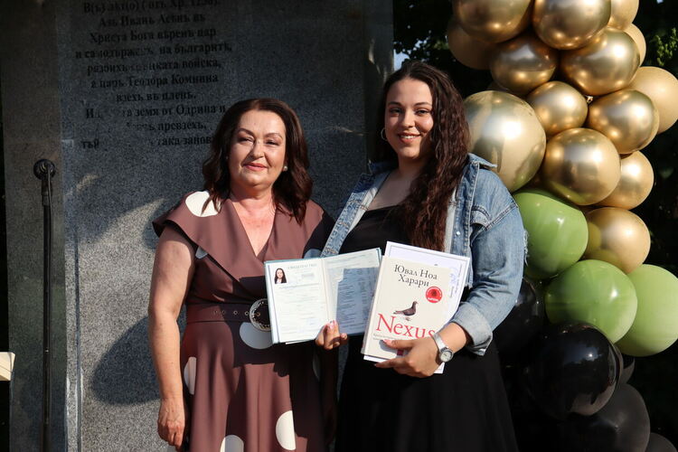 Тържествено връчиха дипломите на зрелостниците от ПГДС-Хасково, 18 са отличниците