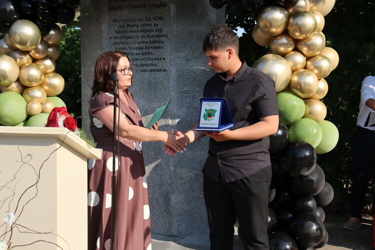 Тържествено връчиха дипломите на зрелостниците от ПГДС-Хасково, 18 са отличниците