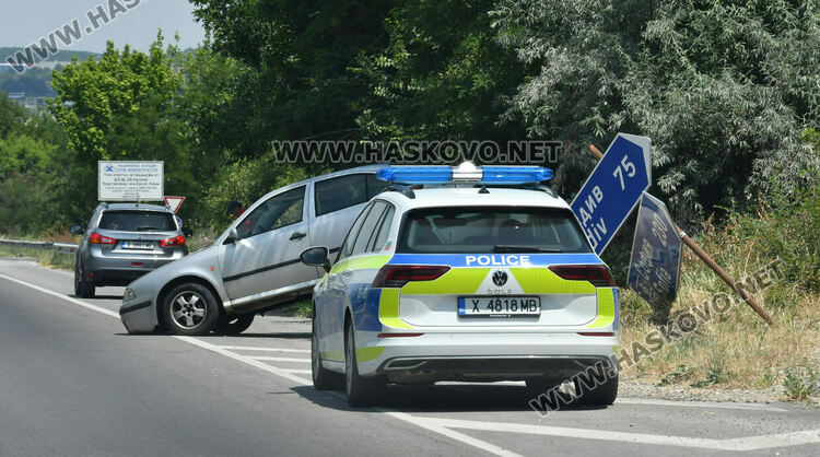 Кола изхвърча върху мантинела по пътя от Хасково към Димитровград