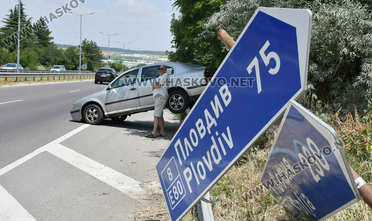 Кола изхвърча върху мантинела по пътя от Хасково към Димитровград