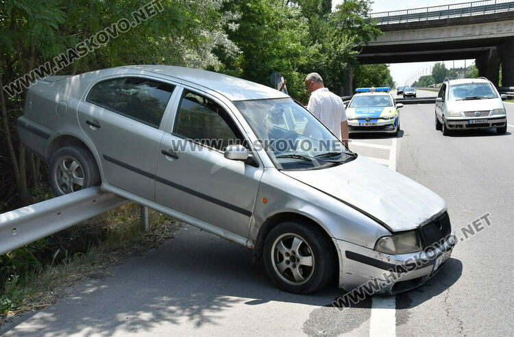 Кола изхвърча върху мантинела по пътя от Хасково към Димитровград