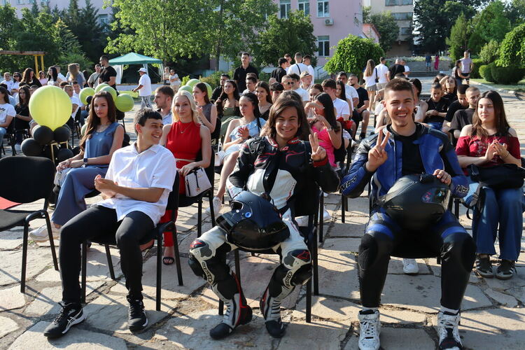 Тържествено връчиха дипломите на зрелостниците от ПГДС-Хасково, 18 са отличниците