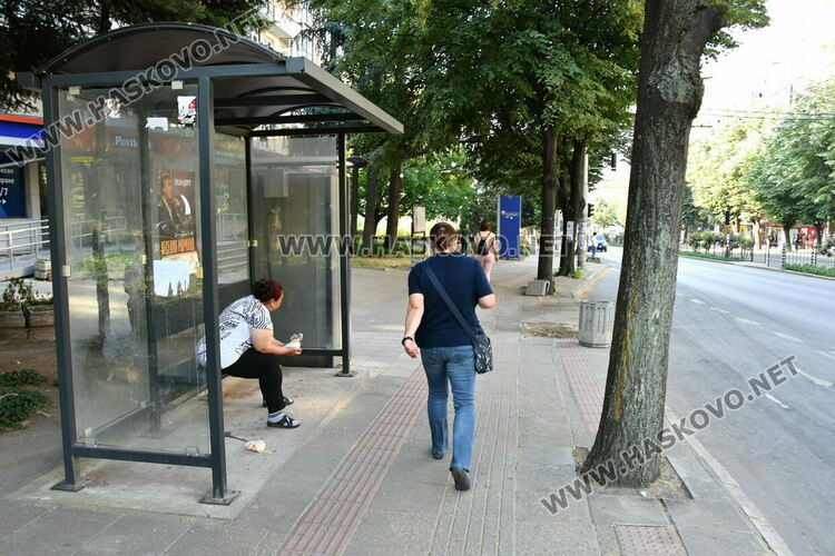 Сигнализираха за счупена пейка на спирка в Хасково