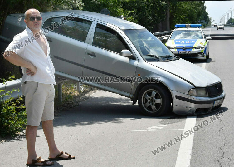 Кола изхвърча върху мантинела по пътя от Хасково към Димитровград
