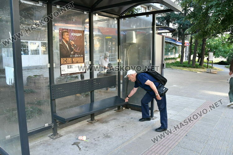 Сигнализираха за счупена пейка на спирка в Хасково