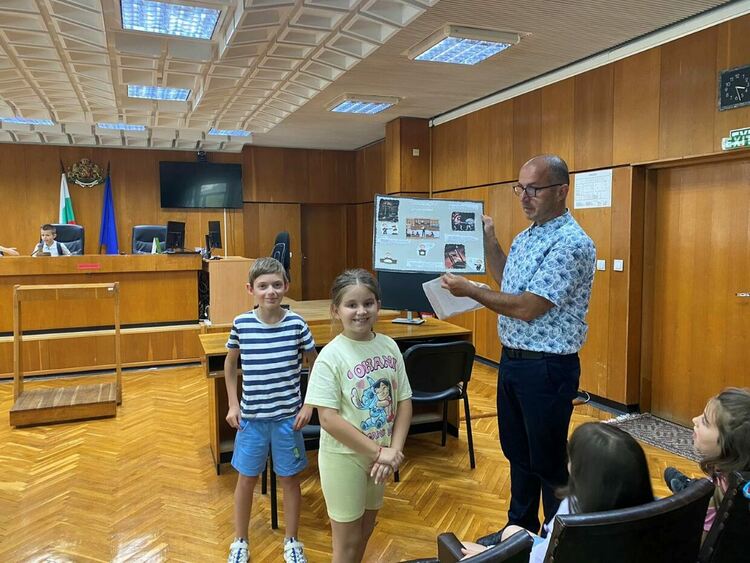 Деца разиграха наказателен процес в Окръжния съд на Смолян