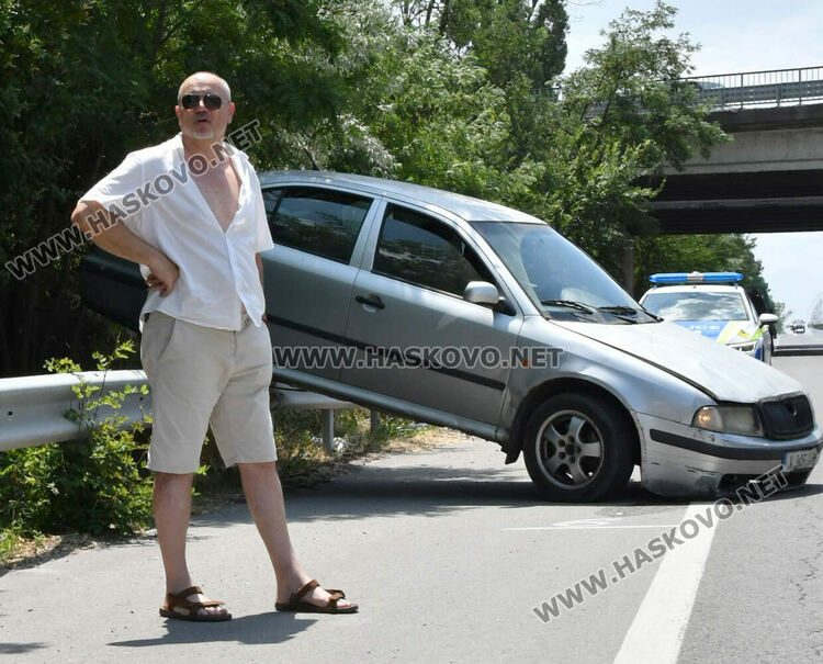 Кола изхвърча върху мантинела по пътя от Хасково към Димитровград