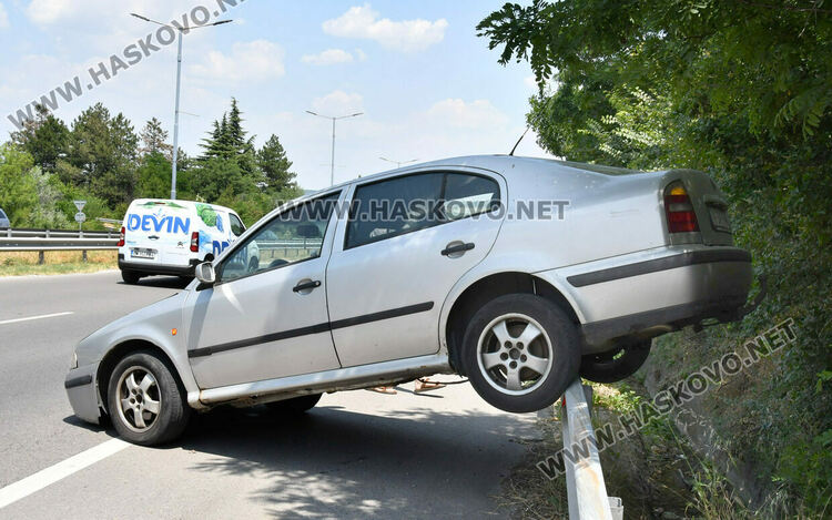 Кола изхвърча върху мантинела по пътя от Хасково към Димитровград