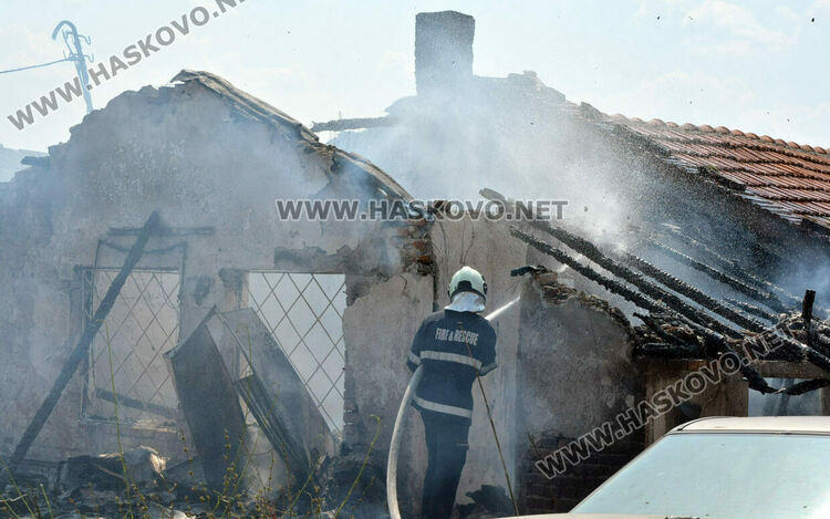 Пожар избухна в стопанска постройка с около 70 крави и телета