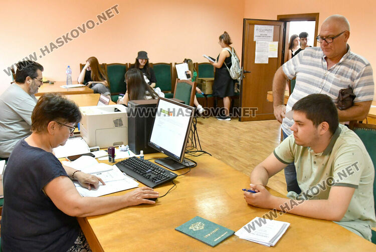 Над 100 хасковски кандидат-студенти подадоха документи за 28 ВУЗ-а в България