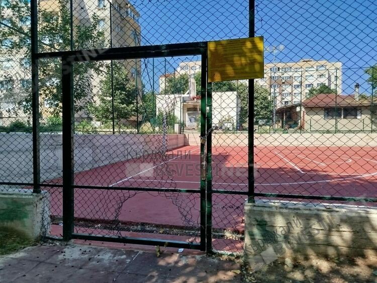 Вандалски прояви на откритата преди година спортна площадка в кв.“Възрожденци“ в Кърджали 