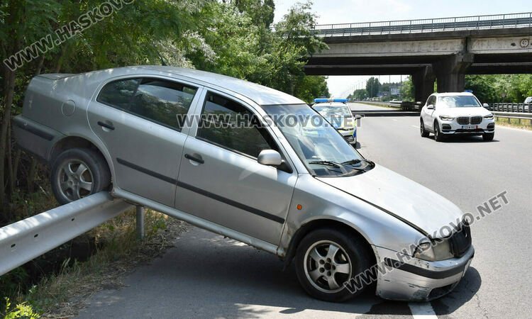 Кола изхвърча върху мантинела по пътя от Хасково към Димитровград