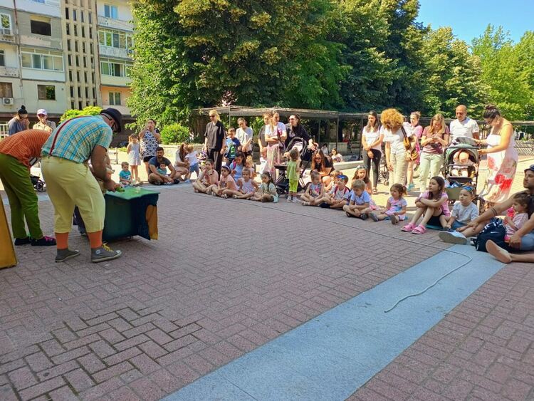 Детски забавления пред читалище „Заря“ в Хасково