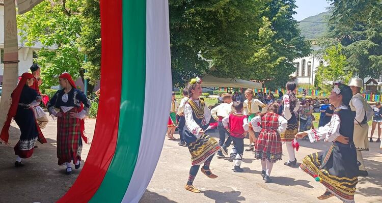 С фолклор и чиста храна стартира Фестивалът на дивите цветя в Родопите
