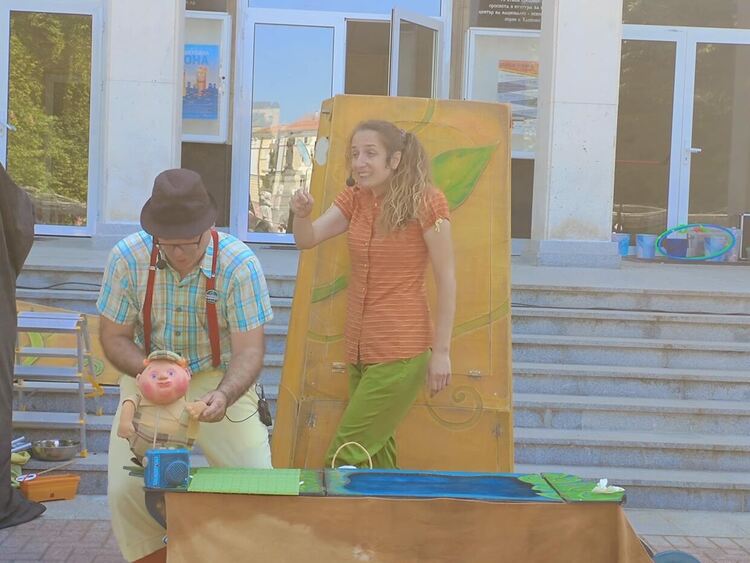 Детски забавления пред читалище „Заря“ в Хасково