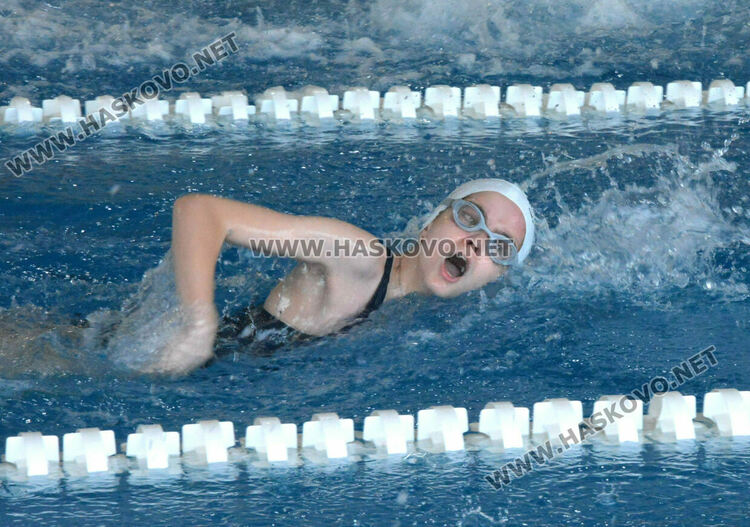 Десетки деца и младежи се състезаваха във второто издание на турнира по плуване в Хасково