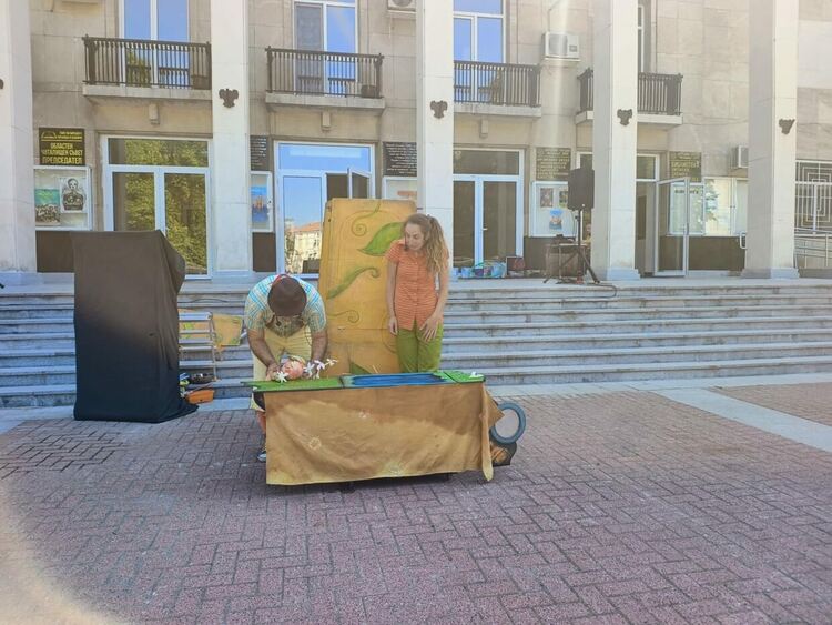 Детски забавления пред читалище „Заря“ в Хасково