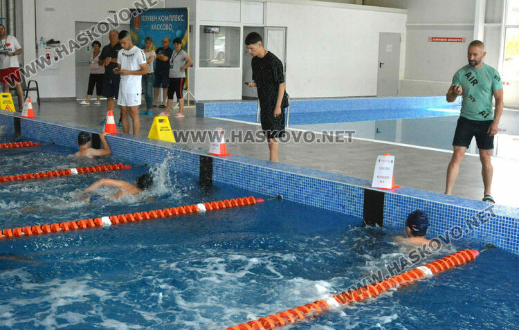 Десетки деца и младежи се състезаваха във второто издание на турнира по плуване в Хасково