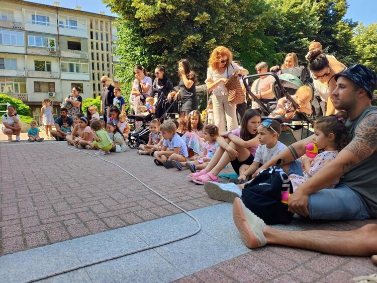 Детски забавления пред читалище „Заря“ в Хасково