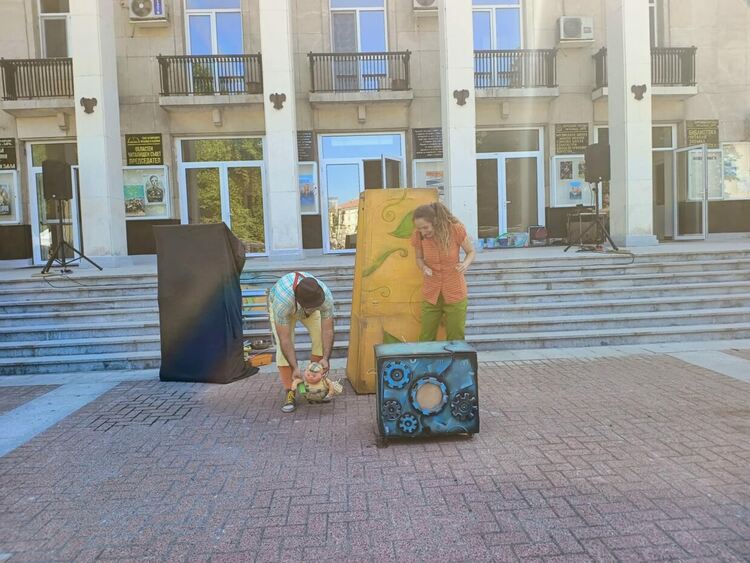 Детски забавления пред читалище „Заря“ в Хасково