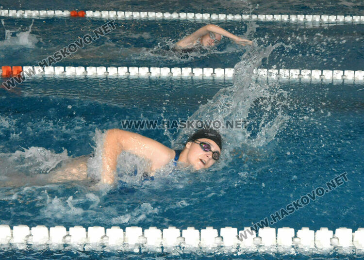 Десетки деца и младежи се състезаваха във второто издание на турнира по плуване в Хасково