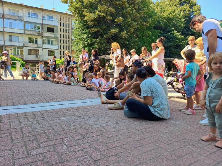 Детски забавления пред читалище „Заря“ в Хасково