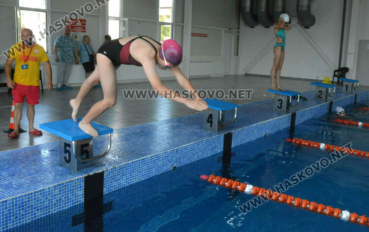 Десетки деца и младежи се състезаваха във второто издание на турнира по плуване в Хасково