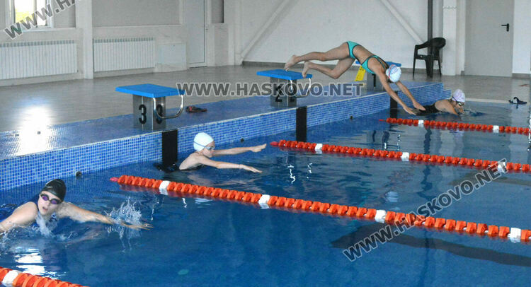 Десетки деца и младежи се състезаваха във второто издание на турнира по плуване в Хасково
