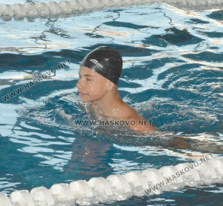 Десетки деца и младежи се състезаваха във второто издание на турнира по плуване в Хасково