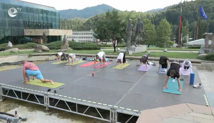 Смолян посрещна Световния ден на йога с безплатни практики на открито