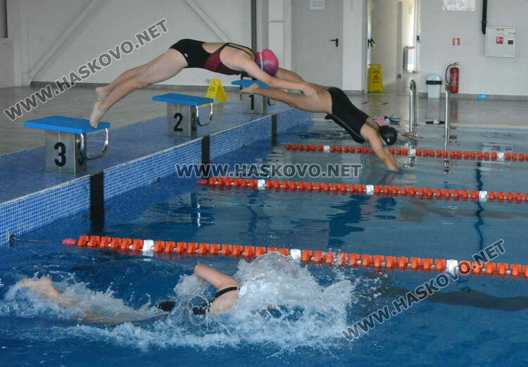 Десетки деца и младежи се състезаваха във второто издание на турнира по плуване в Хасково