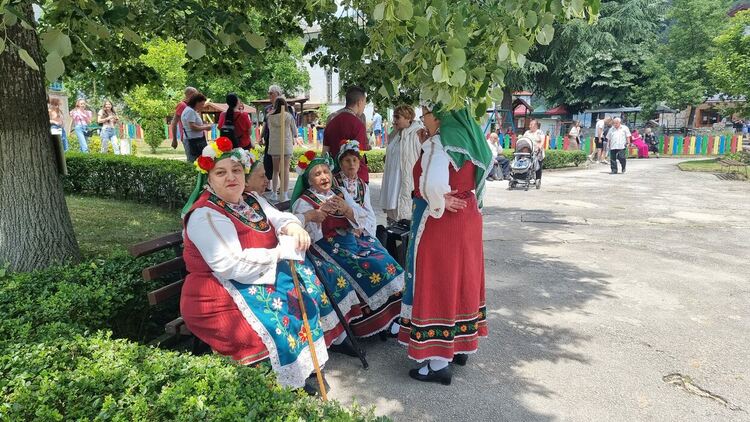 Надпяване, надиграване и родопски говор събраха поколения в Смилян